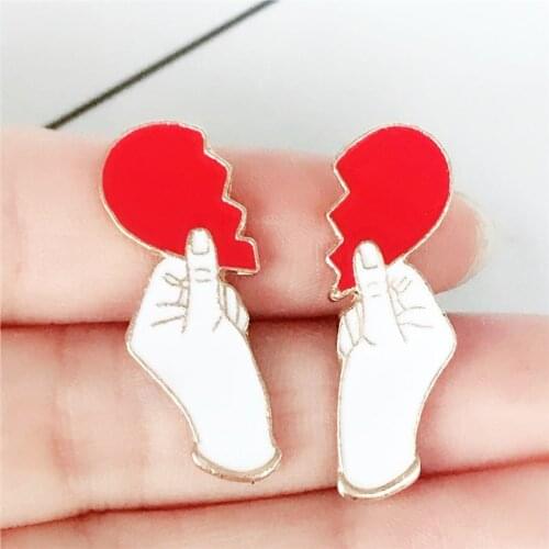 2 pcs/set Love Heart-shaped Stitching Brooch Hand Holding Red Love Cartoon Brooch As A Gift Between Lovers