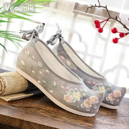 Veowalk Vintage Embroidered Winter Shoes with Fur For Women,Ladies Breathable Chinese Cotton Pointed Toe Shoes White