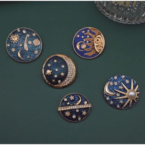 Astrology Sky Blue Star Moon Sun Star Galaxies Badge Pin Round Starry Sky Planet Brooch Enamel Lapel Pin Fashion Jewerly