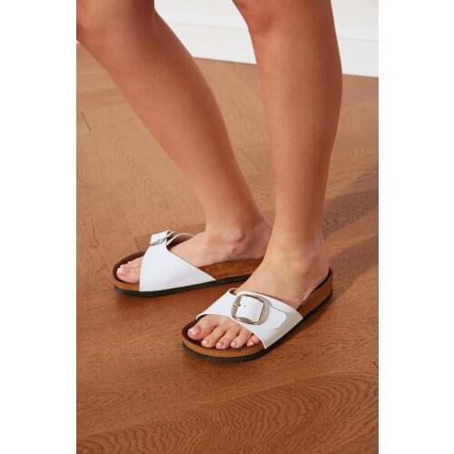 White Buckled Woman Slippers TAKSS21TE0069 Artificial skin. Liner faux skin. Mostrası artificial skin. Tpu tabandır