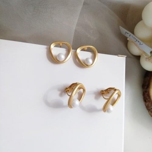 Wholesale S925 Silvery Female Pearl Ear Stud Irregular Circle Vintage Ear Clip Elegant Ear Stud Wholesale
