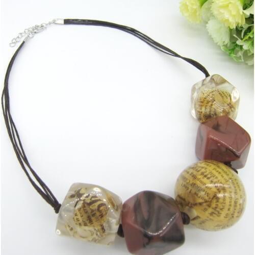 Exaggerated Design Large Irregular Resin Beaded Fashionable Women`s Short Necklace