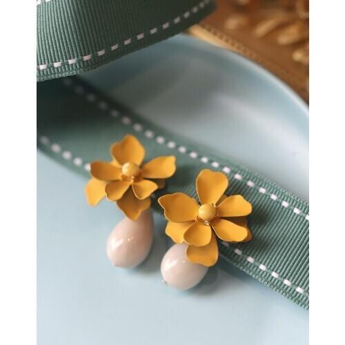 Korean Style Yellow Flower Charm Clip Earrings Creative Yellow Daisy Flower Ear Clip Earrings Without Piercing for Women Female