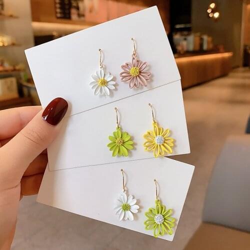 New Design Small Daisies Pendant Flower Earrings For Women Girls New Tide Simple Personality Asymmetric Earrings Ear Jewelry