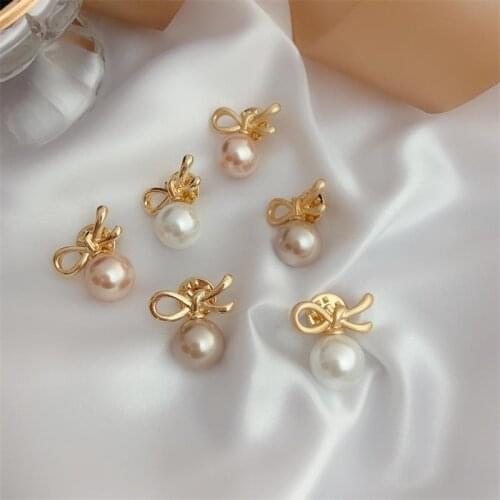 2019 new Japanese and Korean retro necktie bow gold pearl simple Brooch small fragrance anti light collar button dark