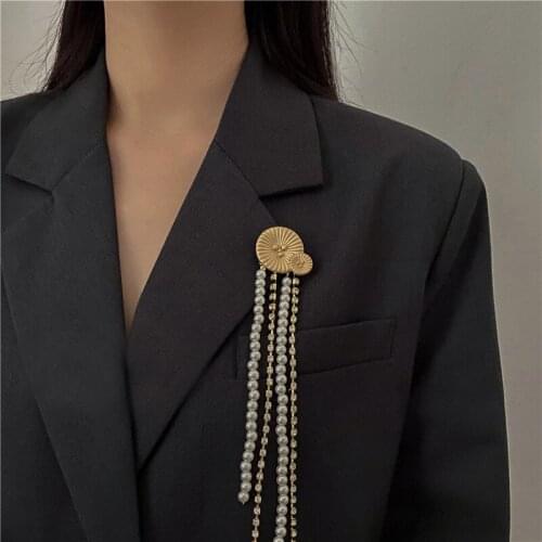 Brooches With Long Rhinestone Imitation Pearl Chain Minimalist Gold Color Suit Coat Lapel Pin Women Jewelry Gift Accessories