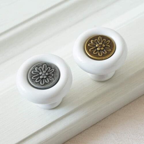 Retro Ceramic Furniture Knobs and Handles White Porcelain Cabinet Knob Antiuqe Bronze Drawer Handle Wardrobe Closet Door Pulls