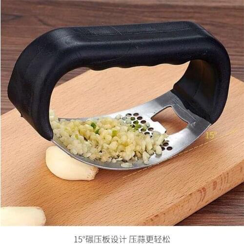 2 in 1 Stainless Steel Circular Garlic Press Crusher Chopper Bottle Opener Kitchen Gadget masher arc-shaped manual ginger open