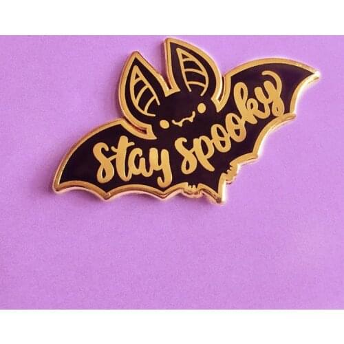 Punk Styles Stay Spooky Pop Halloween Bat Enamel Brooch Pin Hat Bag Lapel Pins Badges Women Mens Fashion Jewelry Accessories