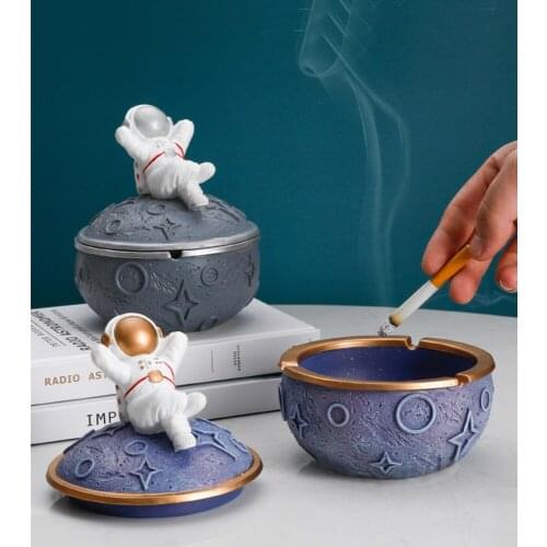 Creative Astronaut With Cover House Office Large Capacity Ash-Proof Windproof Strip Figure Gift For Friend Ashtray