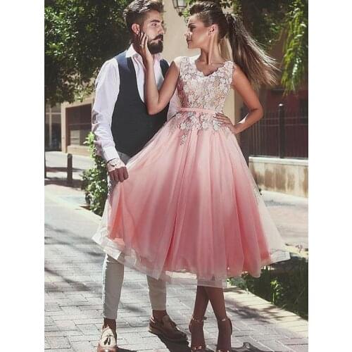 Elegant Party Gowns A-Line V-Neck Knee Length Organza Short Prom Dress With Applique Sasaes