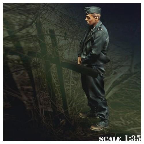 1/35 An urinal soldier WWII Resin kit Figure soldiers GK Uncoated No colour