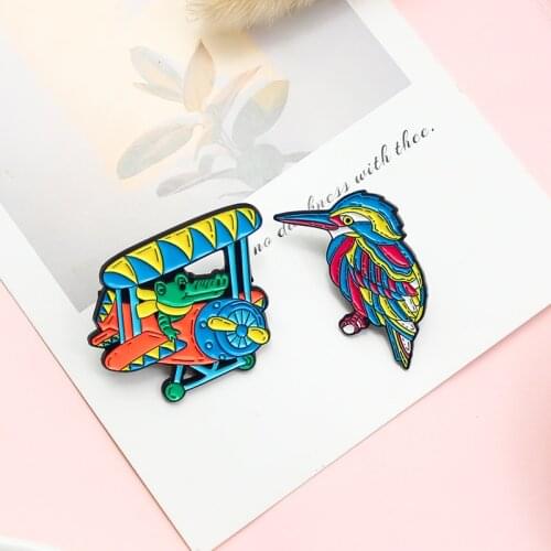Flying animal woodpecker Enamel Brooch Crocodile glider Color bird Lapel Pin Backpack Jackets Badge gift