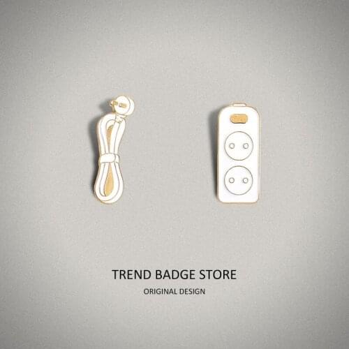 Beautifully Designed Wire Alloy Brooch Creative Cartoon Remote Control Modeling Paint Enamel Label Pins Clothing Accessories Bad