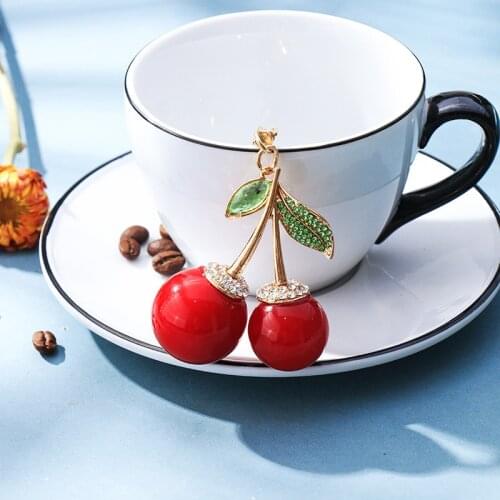 Fashion souvenir creative Korean pearl cherry metal keychain fruit car bag pendant