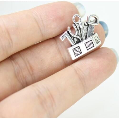 20Pcs/Lot 17x22mm Toolkit Charms Antique Silver Tone Hammer Saw Tool Box Pendant Pendant For Necklace Earring DiyJewelry Making