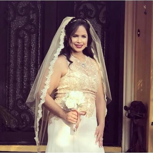 Cheap Bridal Veils Lace Appliqued One Layer Short Wedding Veils White Ivory Champagne High Quality Bridal Accessories with Combs