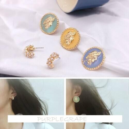 4pcs Retro literary girl earrings round brand portrait earrings C type pearl earrings temperament wild cold earrings