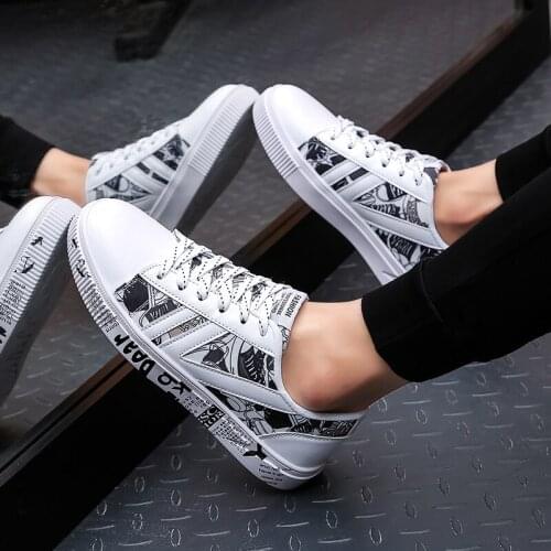 Spring and summer flat bottomed mens small white shoes classic retro graffiti letters ins trendy board shoes Korean version