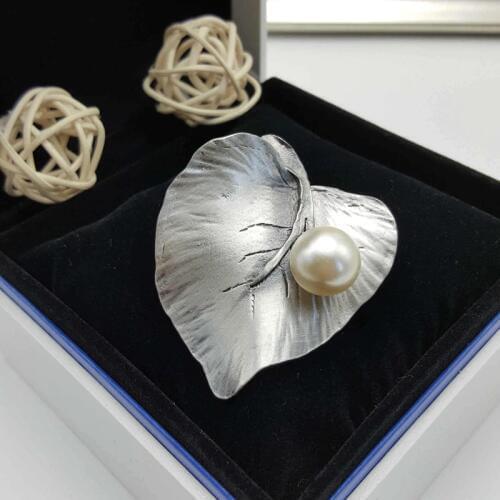 Vintage Silver Plated Leaf Brooches Pins White Grey Imitation Pearl Badges Pin Womens Brooch in Clothes for Women Jewelery