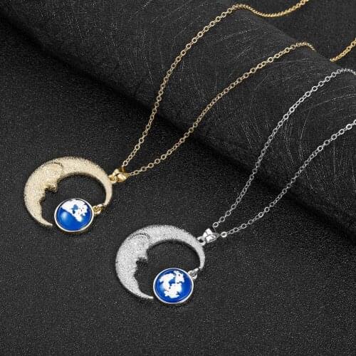 2019 Creative Moon Old Man Blue Sky White Cloud Resin Pendant Necklace Frosted Moon Weng Round Transparent Women Men Jewelry