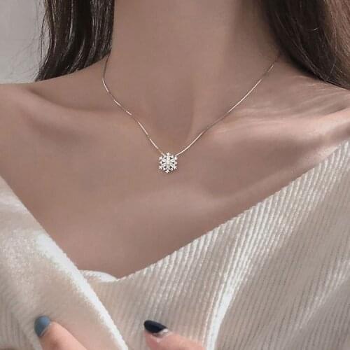 Fashion and Exquisite Zircon Snowflake Pendant Girl Necklace Clavicle Chain Womens Party Jewelry Bride Wedding Necklace