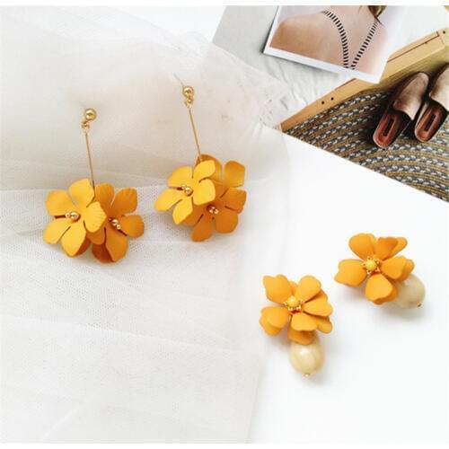 Fashion simitation pearl earrings Cute Romantic flowers stud earrings Metal spray paint long earrings for women jewelry