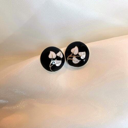 Minar Korean Simple Black Color Enamel Stud Earrings for Women Girls White Flowers Small Statement Earring Bijoux Femme 2021