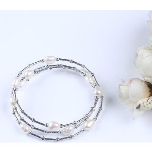 Fashion bracelet made of freshwater pearl and metal