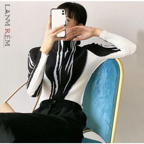 LANMREM black white print pleated lightweight long-sleeved street wear top 2021 Autumn fashion small t-shirt for women 2A1552