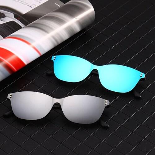 Trendy Intergrated Polarized Clip On Sunglasses Men Women Multifunction Glasses With Spring Hinge Eyeglasses TR90 The material