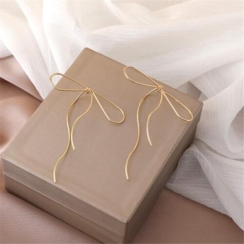 Dignified Lady Elegant Metal Bowknot Ear Stud Korea Dongdaemun Simple Playful Long Copper Wire Knot Earrings for Women Jewelry