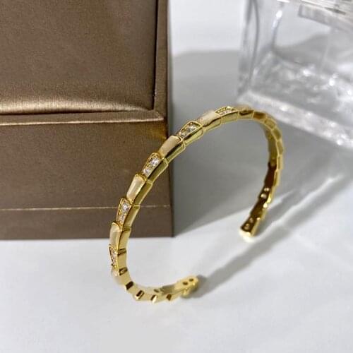 2021 new multi-section white Fritilla opening simple uniform size C bracelet copper gold-plated for women