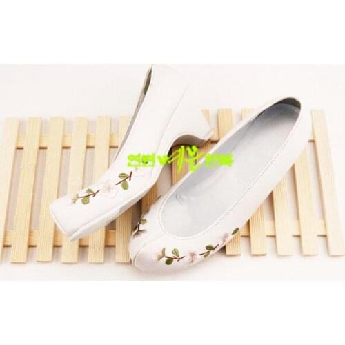 Korean Traditional Costume Imported Traditional Hanbok Hook Shoes White Plum Blossom Embroidered Hanbok Shoes 5cm High Heel