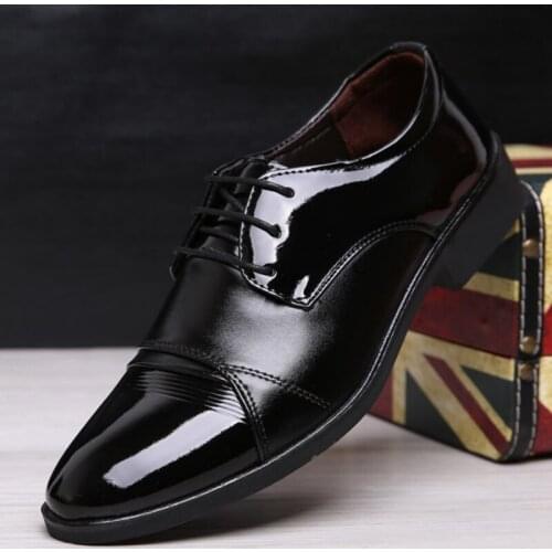 2021 New British Style Retro Classic Mens Dress Shoes Designer Design Pointed Toe Casual Business Shoes Suitable for Wedding