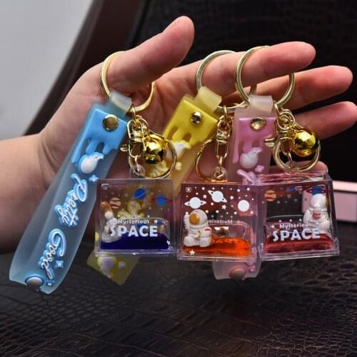Creative Acrylic Quicksand Floating Key Chain Women Couple Car Bag Key Ring Pendant Into Oil Liquid Astronaut Pendant Keychain