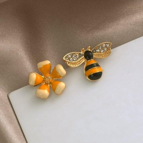 S925 Needle Asymmetrical Cute Sweet Flower Bee Stud Earrings Temperament Fashion Ear Jewelry Simple Elegant Girl Gift