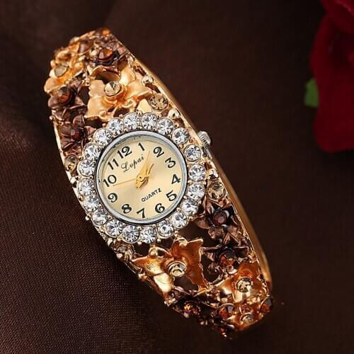 2021 Burst Fashion Bracelet Watch Set Diamond Round Head Alloy Womens Retro Fashion Performance Goods Wholesale Luxury Watch