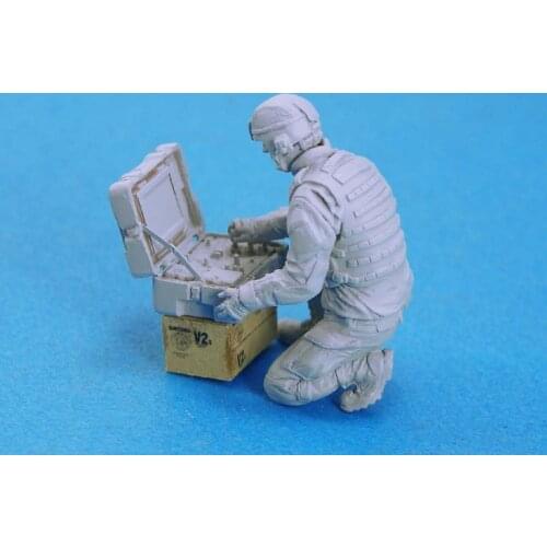 1/35 Resin Figure Model Kits US EOD Robot Controller Unassembled unpainted