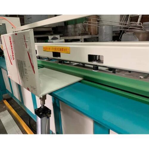 Sheet bending and edging device for reservoirs, tanks,containers,plastic apparatus, ventilation systems, water treatment systems