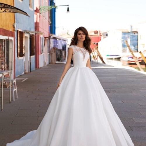 Fashion Satin Wedding Dresses with Appliques A-Line Bridal Dress O-Neck Delicate Beading Lace Wedding Dresses