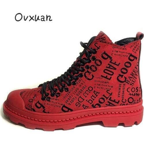OVXUAN Botas Hombre Red Leather Black Words High Top Flat Rubber Bottom Short Boots Men Ankle Shoes Mens Designer Trend Sneakers