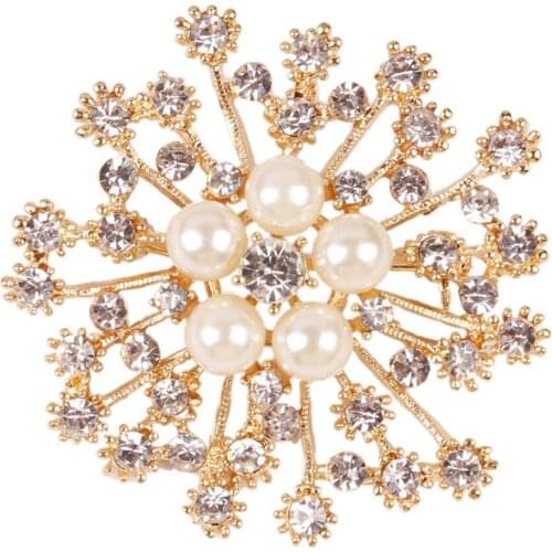 2017 hot sell good quilty Fashionable temperament is a pearl inlaid with the drill of a pearl brooches