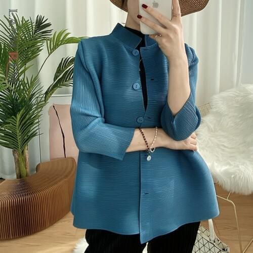 LANMREM Womens Pleated Blouse Single Breasted Stand Collar Shirt Ladies Solid Color Top 2021 autumn winter New Arrival 2A3507