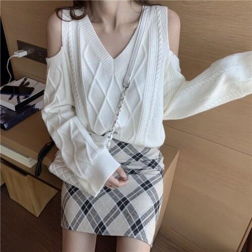 2021 spring and Autumn New Korean version lazy wind twist off shoulder V-Neck long sleeve sweater Pullover loose sweater women