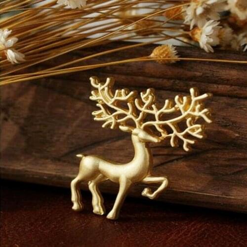 Fashion Gold Color Elk Brooch Pins Lucky Animal Brooches Accessories Men Women Dress Scarf Brooch Pins Jewelry Christmas Gifts