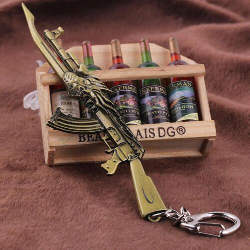 Vintage Gold Guns Game Arma Souvenir Keychain Male Novelty Items Men Key Chain Jewelry London Souvenirs Accessory Gift for Men