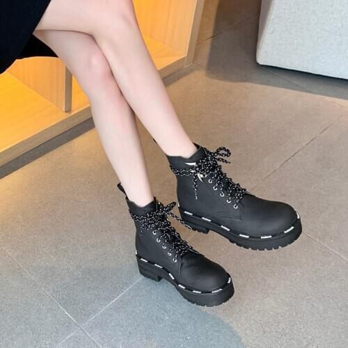 2020 new spring and Autumn fashion middle boot round head lacing motorcycle boot leather Martin boot girl X582