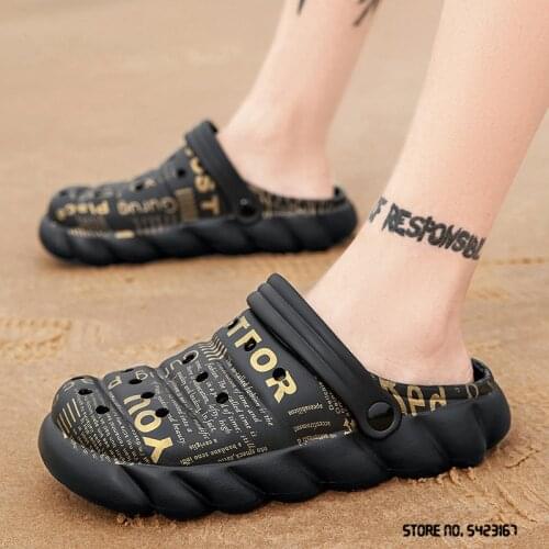 New Gold Text Print Sandals Hole Slippers Men Summer Fashion Air Breathable Beach Flat Garden Shoes Zapatos Hombre