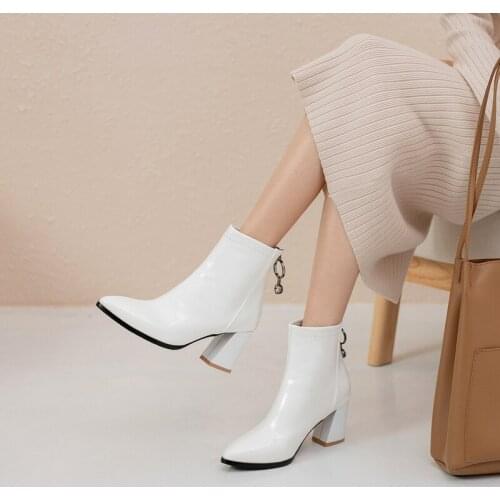 2021 hot sale ladies ankle boots sexy Thick heels pointed toe ladies boots winter women boots black white